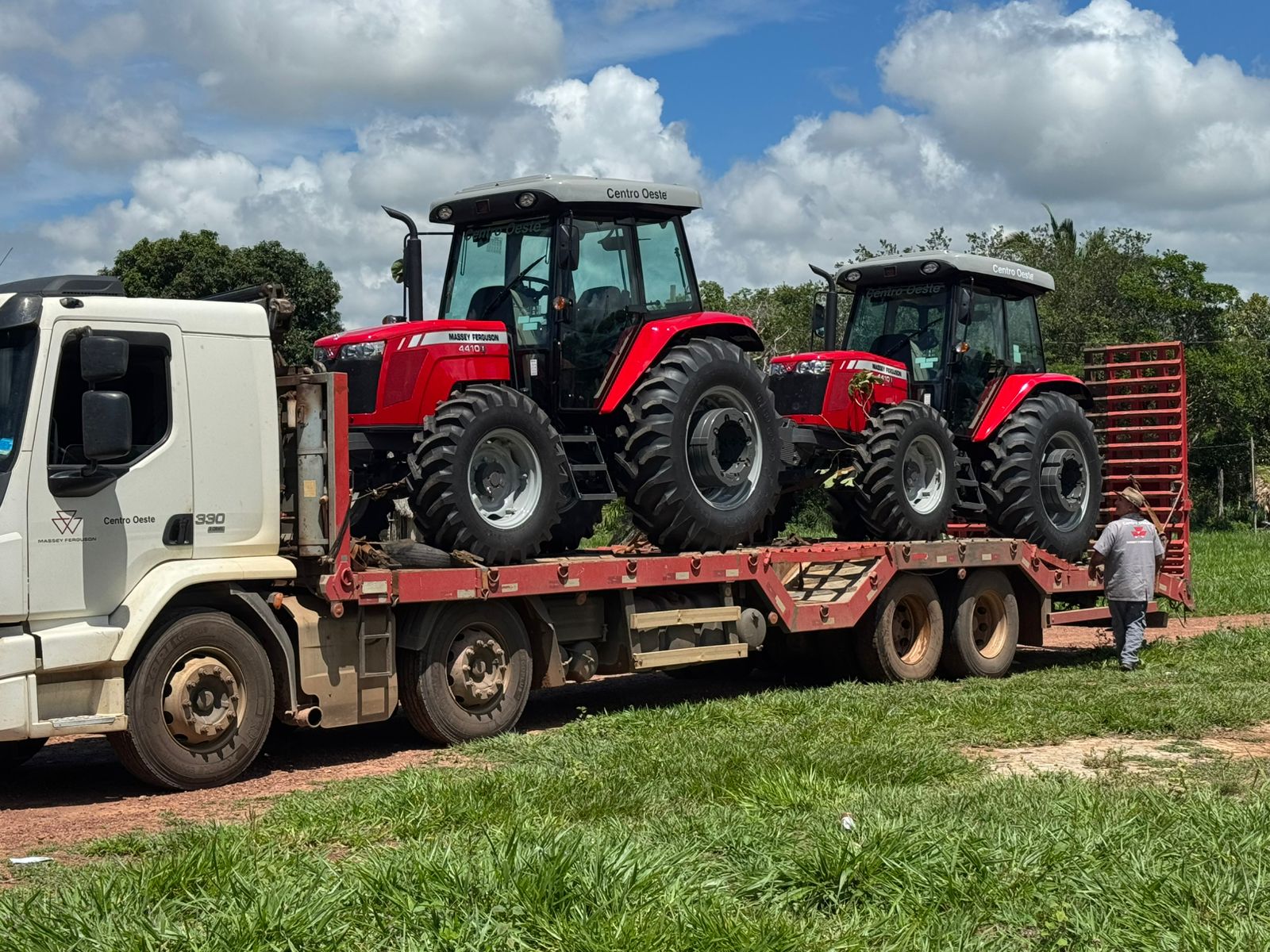 Rumo realiza entrega de tratores pactuados às comunidades indígenas de Piebaga, Arareiao e Córrego Grande | Rumo